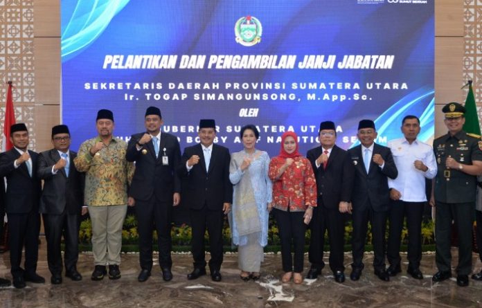 Teks Foto :  Gubernur Sumatera Utara (Sumut) Bobby Nasution melantik dan melakukan pengambilan janji Jabatan Sekretaris Daerah Provinsi Sumut Togap Simangunsong di Gedung Serbaguna VIP Bandara Kualanamu Kabupaten Deliserdang, Jumat (11/07/2025).(Foto : Ist)