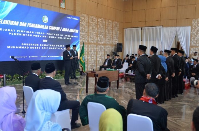Teks Foto :  Gubernur Sumatera Utara (Sumut) Bobby Nasution melantik dan melakukan pengambilan sumpah/janji Jabatan Pimpinan Tinggi Pratana pada lingkungan Pemerintah Provinsi Sumut di Gedung Serbaguna VIP Bandara Kualanamu Kabupaten Deliserdang, Jumat (11/07/2025). (Foto : Ist)