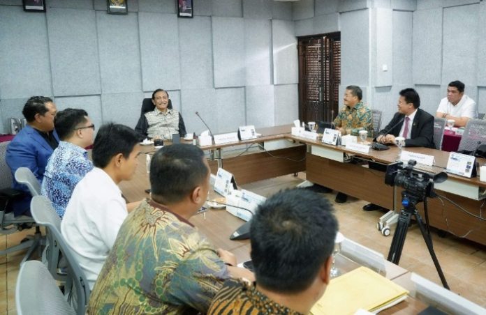 Teks Foto : Sekdaprov Sumut, Togap Simangunsong mengikuti Rapat Penataan Kawasan Danau Toba yang dipimpin oleh Ketua Dewan Ekonomi Nasional, Luhut Binsar Panjaitan di Ruang Rapat Kampus Institut Teknologi Del, Laguboti, Kabupaten Toba, Sabtu (12/07/2025). (Foto : Ist)