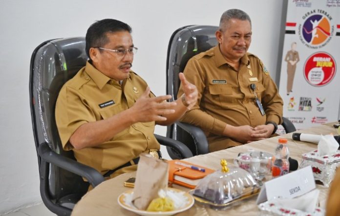 Teks Foto :  Sekretaris Daerah Provinsi Sumatera Utara (Sumut) Togap Simangunsong kunjungan silaturahmi ke Kantor Inspektorat Sumut, di Ruang Konsultasi Pembinaan, Kantor Inspektorat Sumut, Jalan KH Wahid Hasyim, Medan, Selasa (15/07/2025). (Foto : Ist) 