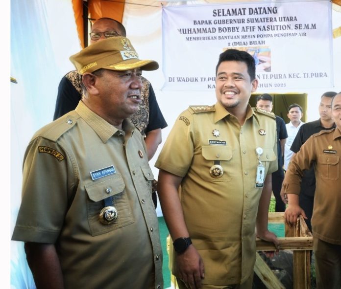 Teks Foto :  Gubernur Sumut Bobby Nasution meninjau Proses Pengerukan Sedimen Waduk di Kelurahan Pekan, Kecamatan Tanjungpura, Kabupaten Langkat, Senin (21/07/2025). (Foto : Ist). 