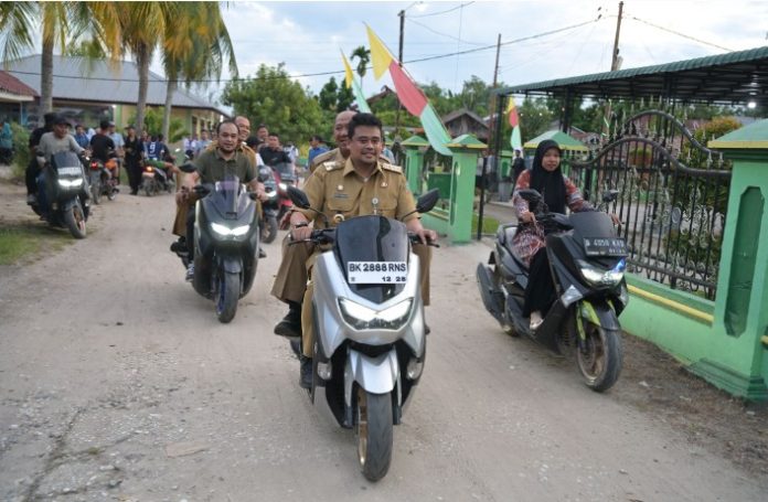 Teks Foto :  Gubernur Sumatera Utara (Sumut) Bobby Afif Nasution, di dampingi sejumlah OPD Dan Bupati Langkat, meninjau langsung Posyandu Pembantu (Postu) serta berdialog dengan masyarakat Desa Pulau Kampai, Kecamatan Pangkalan Susu, Kabupaten Langkat, sast melakukan kunjungan kerja, Senin (21/07/2025). (Foto : Ist) 