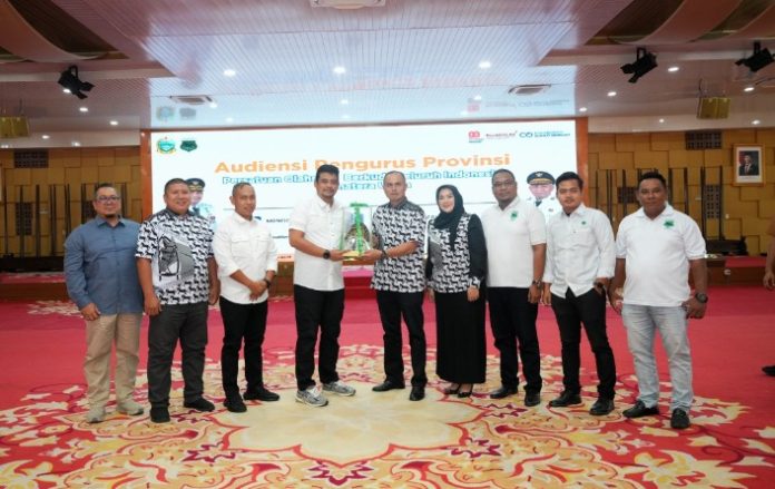 Teks Foto :  Gubernur Sumatera Utara (Sumut) Muhammad Bobby Nasution menerima audiensi Pengurus Persatuan Olahraga Berkuda Seluruh Indonesia (Pordasi) Provinsi Sumut di Aula Tengku Rizal Nurdin (TRN), Jalan Jenderal Sudirman Nomor 41 Medan, Minggu (27/7/2025). (Foto : Ist)
