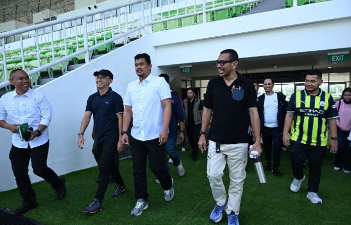 Teks Foto : Gubernur Sumatera Utara (Sumut) Bobby Nasution didampingi Kadispora Sumut Mahfullah Daulay, serta Direktur Utama PSMS Medan Ariffuddin Maulana Basri meninjau fasilitas Stadion Utama Sumut di Sport Centre Sumut, Batangkuis, Deliserdang, Minggu (27/07/2025). Peninjauan ini untuk memastikan Stadion Utama Sumut siap digunakan untuk event U-17 Timnas dan menjadi home base PSMS. (Foto : Ist) 