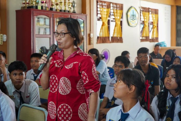 Salah seorang guru mempertanyakan apa itu perundungan pada acara sosialisasi anti perundungan di UPT. SMPN 10 Medan pada Selasa (12/8/2025). 