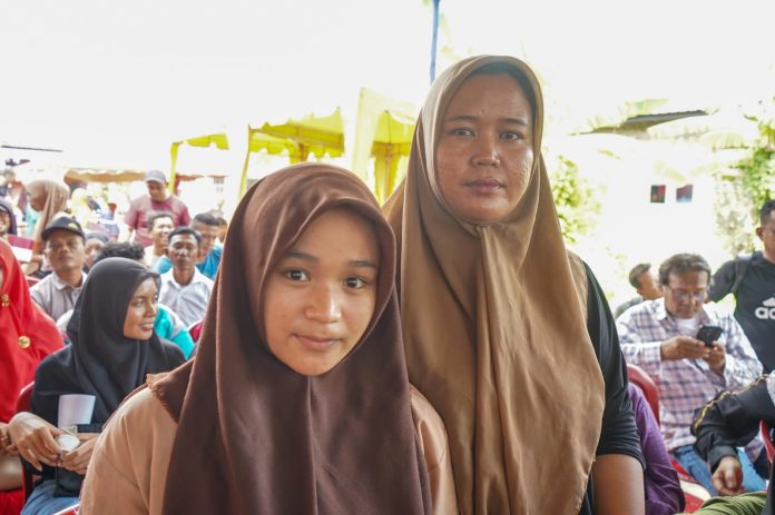 Salah seorang warga menyampaikan terima kasih secara langsung kepada Wali Kota atas hadirnya Program Tebus Ijazah yang telah membantu anak-anak mereka mendapatkan kembali ijazah yang sempat tertahan akibat tunggakan biaya sekolah. (Foto : Ist)