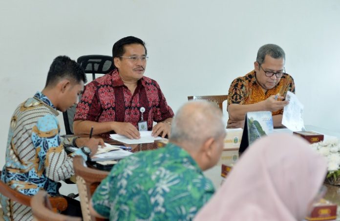 Teks Foto :  Sekretaris Daerah Provinsi Sumatera Utara (Sumut) Togap Simangunsong memimpin Rapat Rancangan Pembentukan Satuan Tugas Percepatan Penyelenggaraan Program Makan Siang Bergizi Gratis pada Provinsi Sumut di Ruang Rapat Lantai 9 Kantor Gubernur Sumut Jalan Diponegoro Kota Medan, Jumat (01/08/2025).(Foto : Ist)