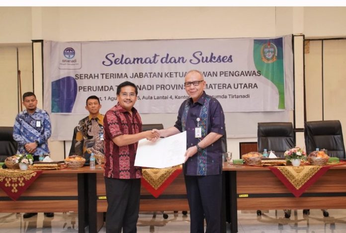 Teks Foto :  Acara serah terima jabatan (Sertijab) Ketua Dewan Pengawas (Dewas) Perusahaan Umum Daerah (Perumda) Provinsi Sumatera Utara (Sumut) dari Effendy Pohan kepada Sekretaris Daerah Provinsi (Sekdaprov) Sumut Togap Simangunsong, berlangsung di Aula Lantai 4, Kantor Pusat Perumda Tirtanadi Sumut, Jalan SM Raja Medan, Jumat (01/08/2025). (Foro : Ist)