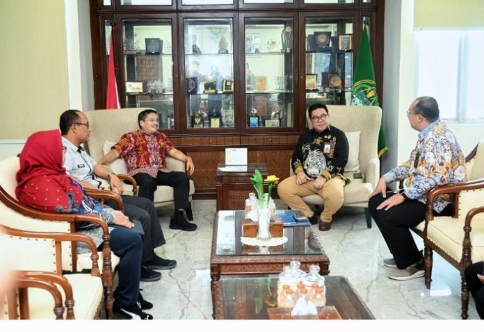 Teks Foto : Sekretaris Daerah Provinsi Sumut, Togap Simangunsong menerima audiensi Kepala BKN Regional VI Medan di Ruang Kerja Sekdaprov Sumut, lantai 9 Kantor Gubernur Sumut, Jalan Diponegoro No. 30, Medan, Jum'at (08/08/2025). (Foto :  Ist)