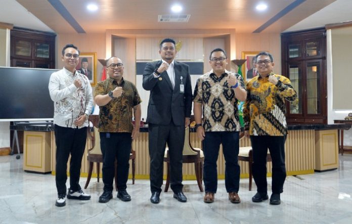 Teks Foto :  Gubernur Sumatera Utara (Sumut) Bobby Nasution menerima audiensi Direksi PT Danareksa (Persero) di Ruang Kerja Lantai 10 Kantor Gubernur Sumut Jalan Diponegoro Kota Medan, Jumat (08/08/2025). Pertemuan tersebut membahas mengenai pengembangan kawasan industri di Sumut untuk meningkatkan investasi.(Foto : Ist).