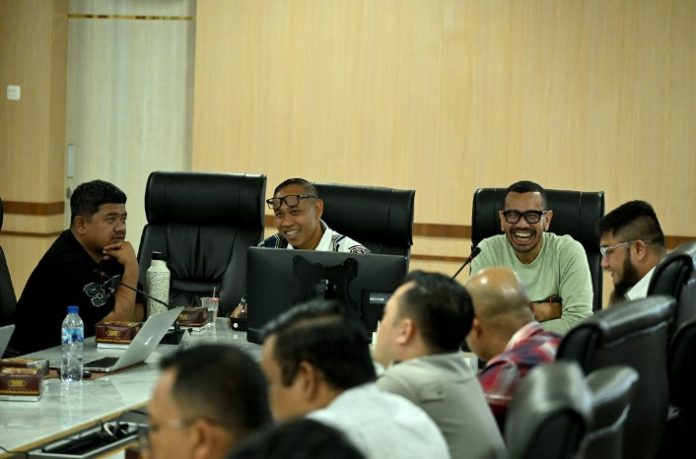 Teks Foto :  Kadispora Sumut Mahfullah Daulay bersama anggota Komite Eksekutif (Exco) PSSI Arya Sinulingga memimpin rapat koordinasi persiapan Piala Kemerdekaan di Kantor Gubernur, Jalan Diponegoro, Medan, Minggu (10/08/2025). (Foto : Ist) 