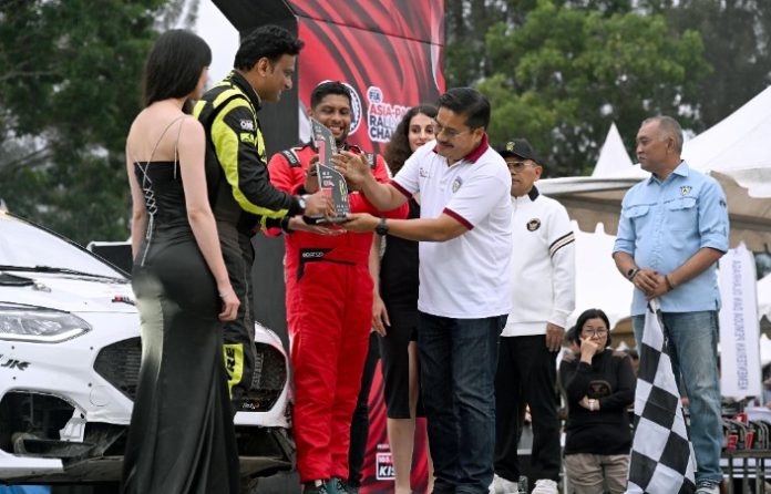 Teks Foto : Sekdaprovsu Togap Simangunsong menutup Kejuaraan Sumatera Utara Rally Federation Internationale de I'Automobile Asia Pasific Rally Championship (FIA APRC) Asia Cup 3rd Round dan IMI National Rally Championship 3rd Round yang diselenggarakan di Lapangan PTPN IV Nagori Sarimatin, Kecamatan Pamatang Sidamanik, Kabupaten Simalungun, Minggu (11/8/2025). (Foto : Ist).