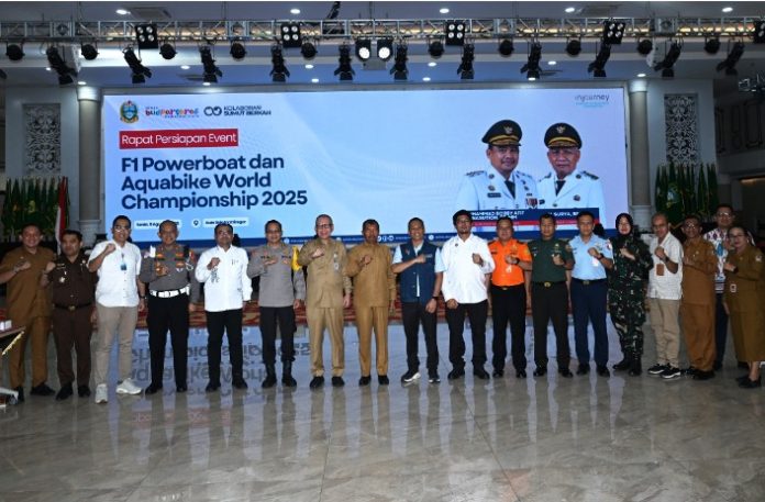 Teks Foto : Sekrertaris Daerah Provinsi Sumatera Utara (Sumut) Togap Simangunsong didampingi Asisten Bidang Perekonomian dan Pembangunan Provinsi Sumut, serta sejumlah OPD dan perwakilan Forkopimda Sumut melakukan rapat persiapan event F1 Powerboat dan Aquabike World Championship 2025 di Aula Raja Inal Siregar.(Foto : Ist) 