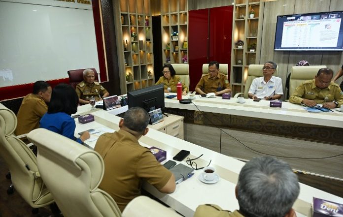 Teks Foto :  Wakil Gubernur Sumatera Utara (Sumut) Surya didampingi sejumlah OPD mengikuti Rapat Koordiasi (Rakor) Pengendalian Inflasi Tahun 2025 di Command Center Sumut Smart Province lantai 6 Kantor Gubernur Sumut Jalan Diponegoro 30 Medan, Senin (11/08/2025). (Foto : Ist) 