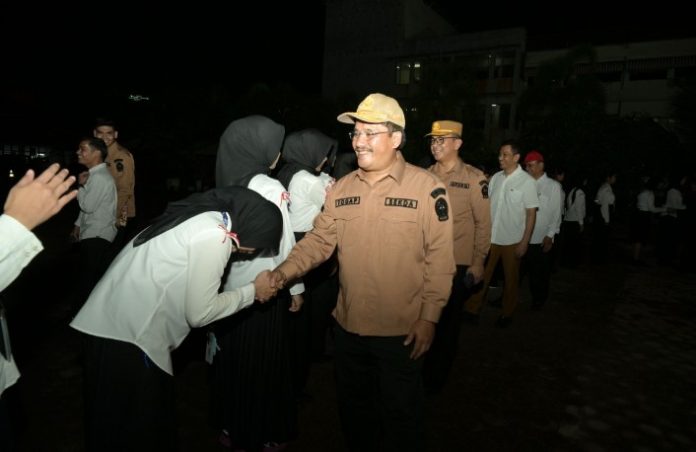 Teks Foto :  Sekdaprov Sumut Togap Simangunsong, memberikan arahan dan bimbingan kepada para peserta Diklat, pada acara penutupan Diklat CPNS di lapangan kantor BPSDM provinsi di Jalan Ngalengko Medan, Senin (11/08/2025). (Foto : Ist) 
