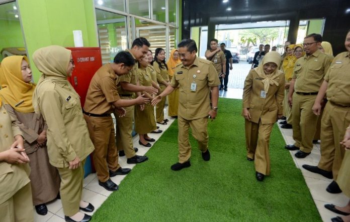 Teks Foto :  Sekretaris Daerah Provinsi Sumatera Utara (Sumut) Togap Simangunsong melakukan kunjungan kerja ke Kantor Dinas Pemberdayaan Perempuan, Perlindungan Anak, dan Keluarga Berencana (PPPA-KB) di Jalan Sultan Iskandar Muda Kota Medan, Selasa (12/08/2025). (Foto : Ist) 