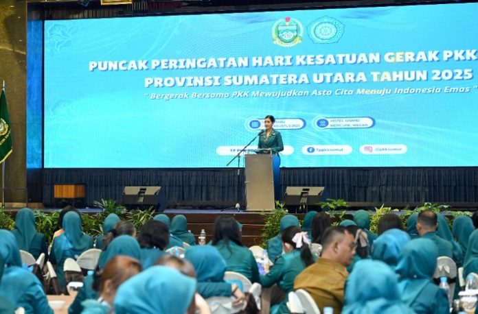 Teks Foto :  Ketua TP PKK Sumut Kahiyang Ayu bersama Staff Ahli I PKK Sumut Titiek Sugiharti menghadiri Puncak Peringatan Hari Kesatuan Gerak (HKG) ke-53 PKK tingkat Provinsi Sumut yang diselenggarakan di Ballroom Hotel Grand Mercure, Jalan Sutomo, Medan, Selasa (12/08/2025). (Foto : Ist).