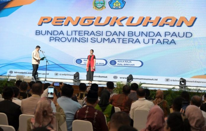 Teks Foto :  Gubernur Sumatera Utara (Sumut) Muhammad Bobby Afif Nasution mengukuhkan Kahiyang Ayu sebagai Bunda Literasi Sumut dan Bunda PAUD Sumut. Kegiatan tersebut berlangsung di Aula Raja Inal Siregar, Kantor Gubernur, Rabu (13/08/2025).  (Foto : Ist) 