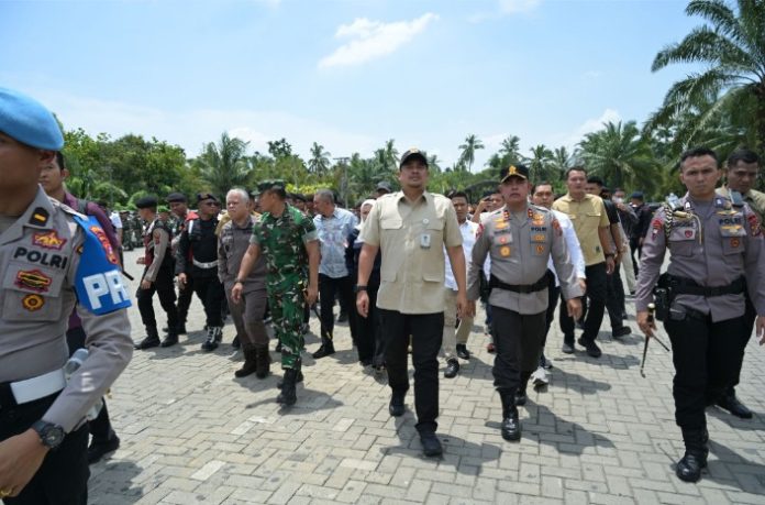 Teks Foto :  Gubernur Sumatera Utara (Sumut) Bobby Nasution, bersama Kapodasu Irjen Pol Whisnu Hermawan Februanto, Pangdam I/BB Mayjen TNI Rio Firdianto, Kajatisu Harli Siregar, Ketua DPRD Sumut Erni Ariyanti, memimpin langsung pembongkaran tempat hiburan malam, Marcopolo di Kota Binjai, Kamis (14/08/2025). (Foto : Ist) 