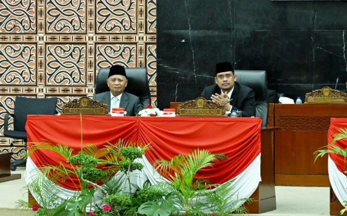 Teks Foto : Gubernur Sumut Bobby Nasution bersama Wakil Gubernur Sumut Surya menghadiri Rapat Paripurna DPRD Sumut dengan agenda mendengarkan Pidato Kenegaraan Presiden Republik Indonesia dalam rangka Penyampaian Penyampaian Pengantar/Keterangan Atas RUU Tentang APBN Tahun Anggaran 2026 beserta Nota Keuangan dan Dokumen Pendukungnya di Ruang Rapat Paripurna DPRD Sumut Jalan Imam Bonjol, Kota Medan, Jum'at (15/08/2025).(Foto : Ist) 