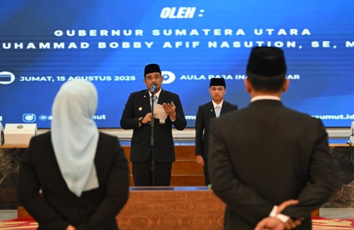 Teks Foto :  Gubernur Sumatera Utara (Sumut) Bobby Nasution melantik Pejabat Pimpinan Tinggi Pratama Lingkungan Pemerintah Provinsi Sumut di Aula Raja Inal Siregar Kantor Gubernur Sumut Jalan Diponegoro Nomor 30 Medan, Jumat (15/8/2025). (Foto : Ist)