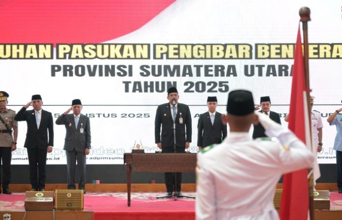 Teks Foto Gubernur Sumatera Utara (Sumut) Bobby Afif Nasution di dampingi Wakil Gubernur Sumut Surya dan Forkopimda, mengukuhkan Paskibraka Provinsi Sumut di Aula Tengku Rizal Nurdin, Jalan Sudirman No 41 medan, Jumat (15/08/2025). (Foto : Ist) 
