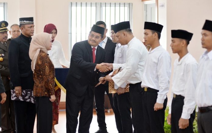 Teks Foto :  Sekretaris Daerah Provinsi Sumatera Utara (Sumut) Togap Simangunsong menghadiri acara pemberian remisi umum dan pengurangan masa pidana umum bagi Narapidana dan Anak Binaan Tahun 2025 di Aula Lembaga Pemasyarakatan Kelas I Medan Jalan Lembaga Pemasyarakatan Tanjunggusta Medan, Minggu (17/08/2025).(Foto : Ist).