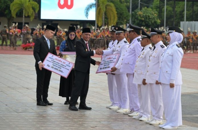 Teks Foto :  Wakil Gubernur (Wagub) Sumatera Utara (Sumut) Surya menjadi pembina Upacara Penurunan Bendera Merah Putih di Lapangan Astaka Dispora Sumut, Jalan William Iskandar, Deliserdang, Minggu (17/8/2025). (Foto : Ist) 