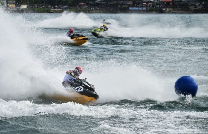 Teks foto :  Para rider memacu kecepatan jetskinya pada Aquabike Jetski World Championship 2025 yang diselenggarakan di Balige, Kabupaten Toba, Minggu (17/08/2025). Kejuaraan ini diikut Pebalap dari berbagai negara dan berbagai kategori. (Foto : Ist) 