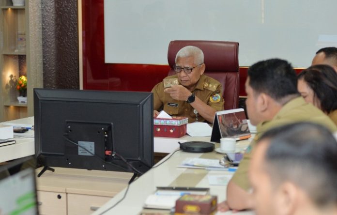 Teks Foto :  Wakil Gubernur Sumatera Utara (Sumut) Surya ikuti Rapat Koordinasi Pengendalian Inflasi Tahun 2025 dengan Kementerian Dalam Negeri RI secara daring melalui aplikasi Zoom Meeting di Ruang Sumut Smart Province Lantai 6 Kantor Gubernur Sumut Jalan Diponegoro Kota Medan, Selasa (19/08/2025).(Foto : Ist).