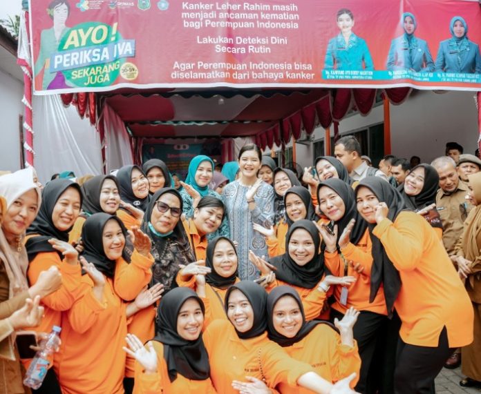 Teks Foto :  Ketua Tim Penggerak Pemberdayaan Kesejahteraan Keluarga (TP PKK) Sumatera Utara (Sumut) Kahiyang Ayu, turun langsung melakukan monitoring pelaksanaan Inspeksi Visual Asam Asetat (IVA) Test dalam rangka Hari Kesatuan Gerak (HKG) PKK Sumut di Kelurahan Pasar Sibuhuan, Kecamatan Barumun, Kabupaten Padanglawas (Palas), Selasa (19/08/2025). (Foto :Ist)