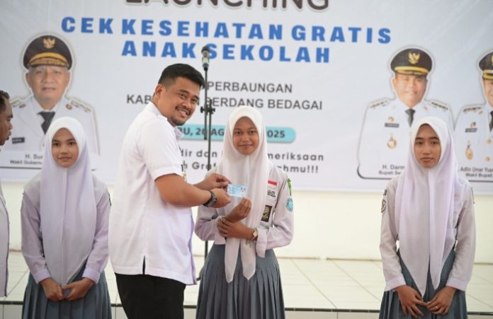 Teks Foto : Gubernur Sumatera Utara (Sumut) Bobby Nasution didampingi Bupati Serdangbedagai Darma Wijaya, meluncurkan program Cek Kesehatan Gratis (CKG) anak sekolah se-Sumut, secara daring di SMAN 1 Perbaungan, Serdangbedagai (Sergai), Rabu (20/08/2025). Gubernur dan rombongan juga meninjau langsung pelaksanaan cek kesehatan gratis untuk siswa di SMA Negeri 1 Perbaungan.(Foto : Ist) 