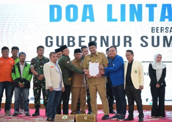 Teks Foto : Gubernur Sumatera Utara (Sumut) Bobby Afif Nasution bersama Wakil Gubernur Sumut Surya dan Forkopimda, melakukan doa lintas agama bersama sejumlah aliansi buruh, mahasiswa dan abang Ojol di Aula Tengku Rizal Nurdin, Jalan Sudirman No 41 Medan, Selasa (02/09/2025). (Foto : Ist)