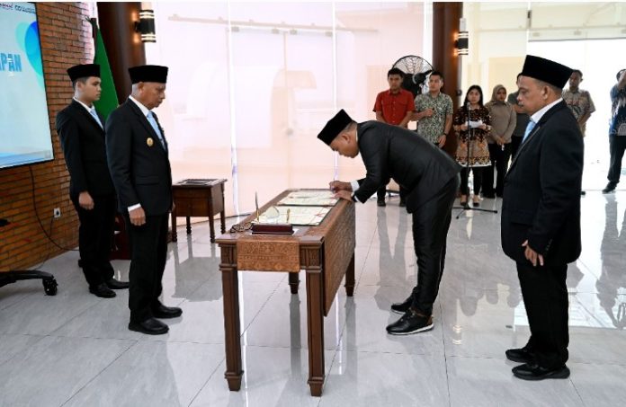 Teks Foto :  Wakil Gubernur Sumut Surya melantik Uswatul Hasan sebagai Direktur PT Perkebunan Sumut dan Swangro Lumbanbatu sebagai Direktur PD Aneka Industri dan Jasa, di Anjungan lantai 9, Kantor Gubernur Sumut, Jalan Diponegoro No. 30, Medan, Kamis (04/09/2025). (Foto : Ist)