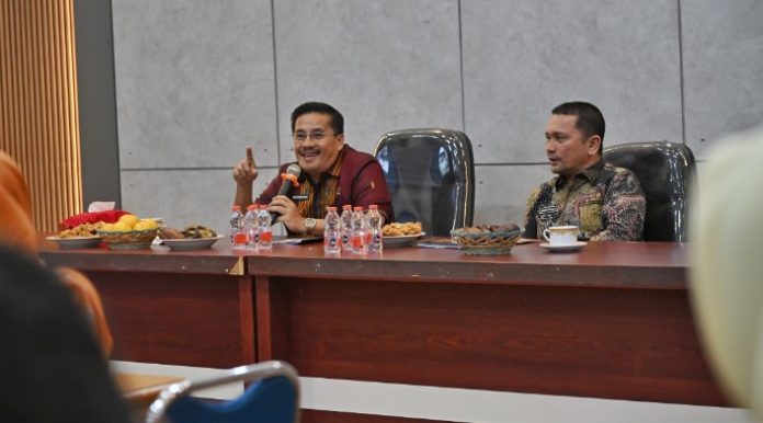 Teks Foto :  Sekretaris Daerah Provinsi Sumatera Utara (Sumut) Togap Simangunsong melakukan kunjungan kerja dan silaturahmi dengan Pejabat dan Jajaran Staf ASN ke Kantor Dinas Perkebunan dan Peternakan Sumut di Jalan Jenderal AH Nasution Nomor 24 Medan, Kamis (04/09/2025).(Foto : Ist)
