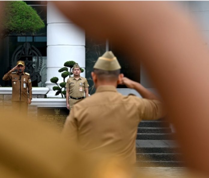 Teks Foto :  Wakil Gubernur Sumatera Utara (Sumut) Surya menjadi inspektur upacara dalam peringatan Hari Olahraga Nasional (Haornas) ke-42 tahun 2025 tingkat Provinsi Sumut di Halaman Kantor Gubernur Sumut, Jalan Pangeran Diponegoro Nomor 30 Medan, Selasa (09/09/2025). (Foto : Ist)