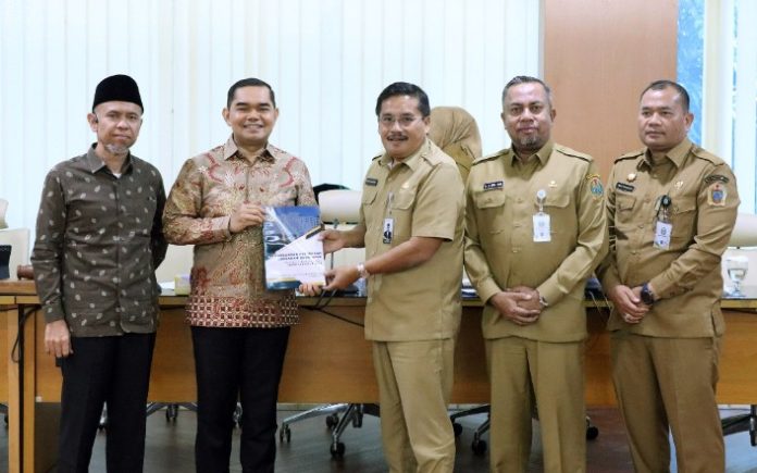 Teks Foto : Sekretaris Daerah Provinsi (Sekdaprov) Sumatera Utara (Sumut) Togap Simangunsong menyampaikan Rancangan Kebijakan Umum Anggaran (KUA) dan Prioritas Plafon Anggaran Sementara (PPAS) Perubahan APBD Provinsi Sumut Tahun Anggaran 2025, di Aula Kantor DPRD Sumut, Jalan Imam Bonjol, Medan, Selasa (09/09/2025). (Foto : Ist)