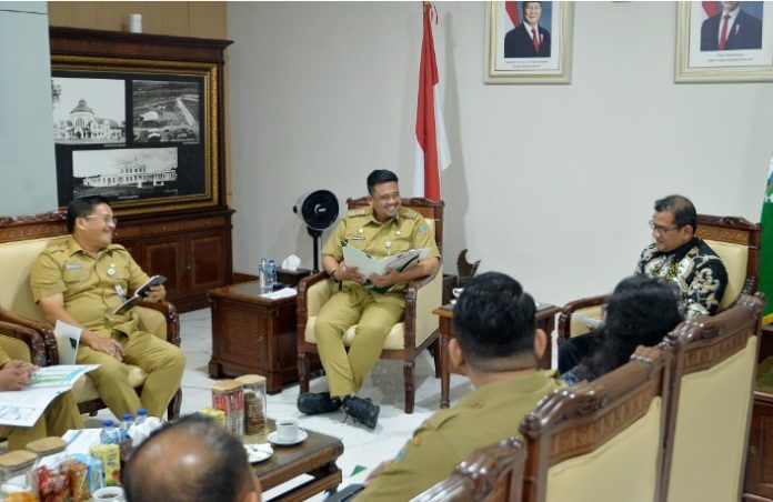 Teks Foto :  Gubernur Sumatera Utara (Sumut) Bobby Nasution menerima kunjungan Deputi Direksi Wilayah I BPJS Kesehatan Nuim Mubarak di Ruang Kerja Lantai 10 Kantor Gubernur Sumut Jalan Diponegoro Kota Medan, Selasa (09/09/2025). Kunjungan tersebut membahas mengenai Sumut yang telah mencapai Universal Health Coverage (UHC), program yang menjamin setiap warga untuk mendapatkan akses pelayanan kesehatan.(Foto : Ist) 