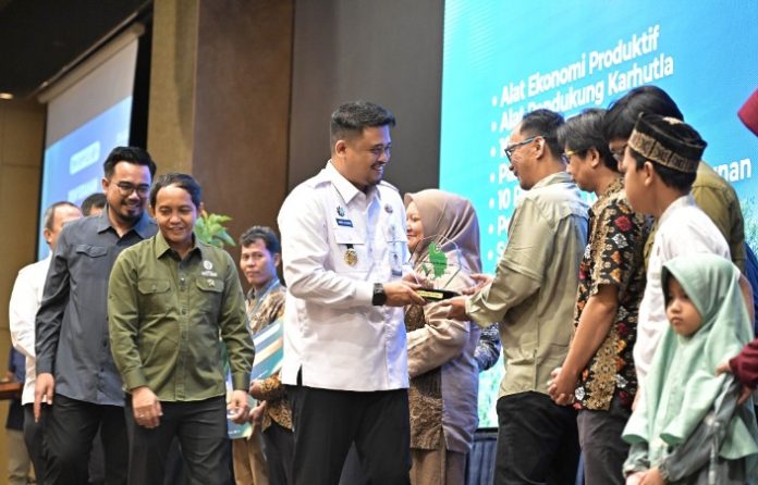 Teks Foto : Gubernur Sumatera Utara (Sumut) Bobby Afif Nasution, memberikan kata sambutan serta meninjau stan bersama Menteri Kehutanan Raja Juli Antoni dan Wakil Menteri Kehutanan Sulaiman Umar Siddiq, serta sejumlah Dirjen Kementerian Kehutanan RI, pada acara Lokakarya Perhutanan Sosial Dan Temu Usaha Kelompok Tani Hutan di Hotel Grand Mercure Medan, Rabu (10/09/2025). (Foto : Ist) 
