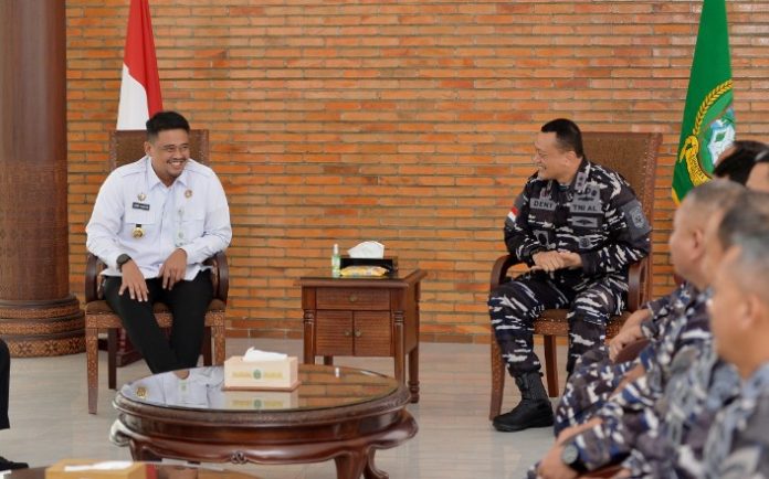 Teks Foto : Gubernur Sumatera Utara (Sumut) Bobby Nasution menerima kunjungan Komandan Komando Daerah Angkatan Laut (Kodaeral) I Laksamana Muda TNI Deny Septiana di Anjungan Lantai 9 Kantor Gubernur Sumut Jalan Diponegoro Kota Medan, Rabu (10/09/2025). (Foto : Ist).
