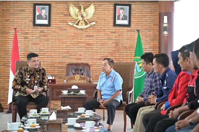 Teks Foto :  Gubernur Sumatera Utara (Sumut) Muhamamd Bobby Afif Nasution bertemu dengan Pengurus Asosiasi Gerak Buruh untuk Sumatera Utara yang Kondusif, di Anjungan Lantai 9, Kantor Gubernur Sumut, Jalan Pangeran Diponegoro Nomor 30 Medan, Kamis (11/9/2025).(Foto : Ist) 