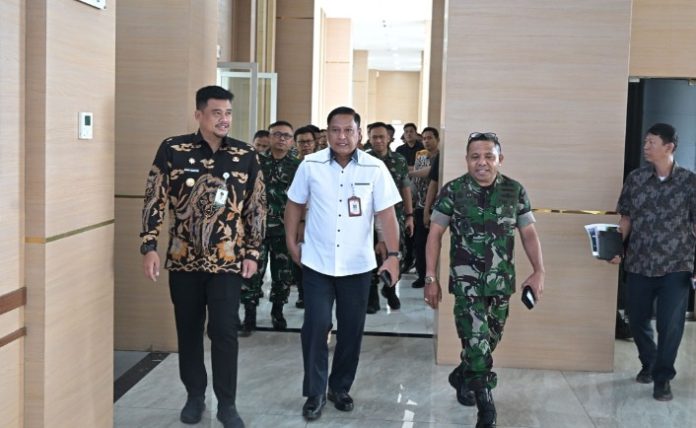 Teks Foro : Gubernur Sumut Muhammad Bobby Afif Nasution didampingi sejumlah pimpinan OPD Pemprov Sumut mengikuti kegiatan Asistensi, Monitoring dan Evaluasi Pasca Aksi Unjuk Rasa di Beberapa Daerah, yang diselenggarakan di Anjungan Lantai 9, Kantor Gubernur Sumut, Jalan Pangeran Diponegoro Nomor 30 Medan, Jumat (12/9/2025). (Foto : Ist) 