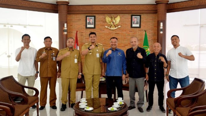 Teks Foto : Gubernur Sumatera Utara (Sumut) Bobby Nasution menerima audiensi Pengurus Persatuan Wartawan Indonesia (PWI) Sumut di Anjungan Lantai 9 Kantor Gubernur Sumut Jalan Diponegoro Kota Medan, Selasa (16/09/2025).(Foto : Ist).