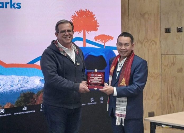 Teks Foto :  GM BP Toba Caldera UNESCO Global Geopark, Azizul Kholis, memberikan plakat kenang-kenangan kepada Presiden Dewan Eksekutif GGN, Zouros Nikolaos. (Foto : Ist)