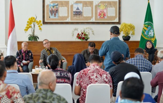 Teks Foto :  Pemerintah Provinsi Sumatera Utara (Sumut) melalui sejumlah Organisasi Perangkat Daerah Provinsi Sumut melakukan Konferensi Pers di Lobby Dekranasda Lantai 1 Kantor Gubernur Sumut Jalan Diponegoro Kota Medan, Kamis (18/9). Hal tersebut dilakukan terkait jaminan kestabilan harga komoditi pangan dalam rangka menyikapi inflasi daerah.(Foto : Ist)