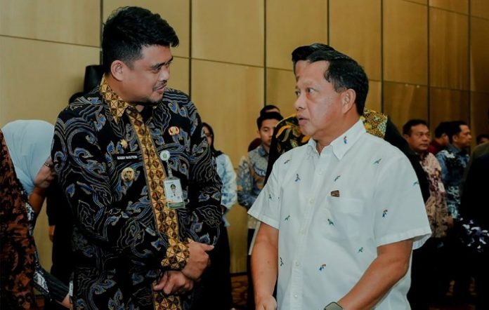 Gubernur Sumatera Utara (Sumut) Muhammad Bobby Afif Nasution berbincang bersama Menteri Dalam Negeri (Mendagri) Tito Karnavian. Di sela-sela acara Rapat Koordinasi (Rakor) Pemerintahan se-Wilayah Sumatera 2025, di Swiss-Belhotel Harbour Bay Batam, Minggu (21/09/2025).