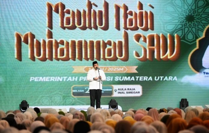 Teks foto :  Gubernur Sumut Bobby Nasution menghadiri Peringatan Maulid Nabi Muhammad SAW di Lingkungan Pemprov Sumut di Aula Raja Inal Siregar, lantai 2 Kantor Gubernur Sumut, Jalan Diponegoro No. 30, Medan, Selasa (23/09/2025). (Foto : Ist) 