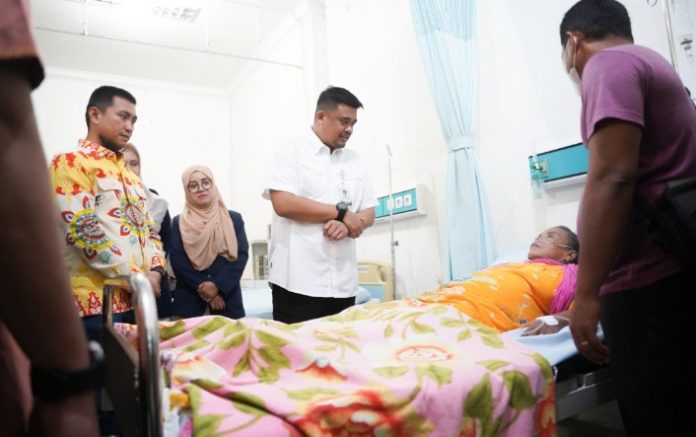 Teks Foto :  Gubernur Sumatera Utara Muhammad Bobby Afif Nasution didampingi Bupati Labuhan Baru Utara (Labura) Hendriyanto Sitorus melakukan kunjungan ke Rumah Sakita Umum Daerah (RSUD) Aek Kanopan Kabupaten Labura, Kamis (25/09/2025). Gubernur juga berkesempatan melihat langsung kondisi pasien di Rumah Sakit tersebut. (Foto : Ist) 