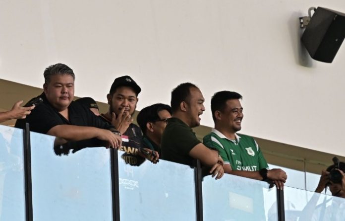 Teks Foto :  Gubernur Sumatera Utara (Sumut) Bobby Afif Nasution di dampingi sejumlah OPD menonton secara langsung pertandingan sepakbola antara PSMS Medan versus Sriwijaya Fc di Stadion Utama Sumatera Utara, Desa Sena, Kabupaten Deliserdang, Sabtu (4/10/2025). PSMS Medan Unggul atas Sriwijaya Fc dengan skor 3-1. (Foto : Ist) 