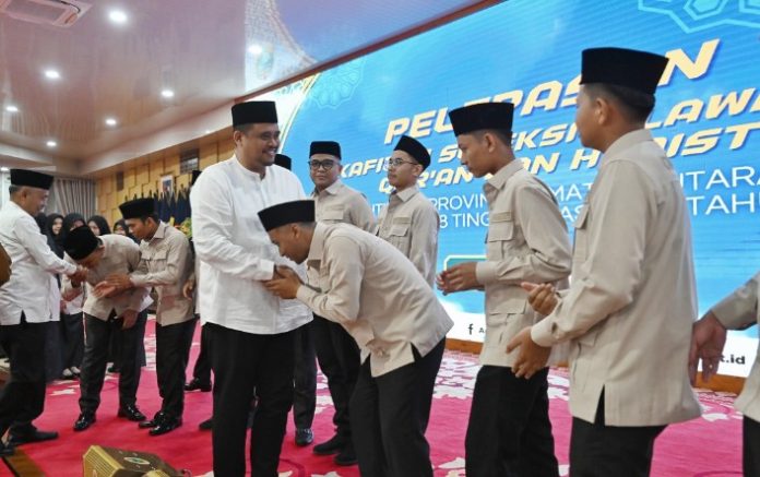 Teks Foto : Gubernur Sumatera Utara (Sumut) Bobby Nasution secara resmi melepas keberangkatan Kafilah Sumut, yang akan bertanding di Seleksi Tilawatil Qur'an dan Hadits (STQH) ke-28 tingkat nasional di Kendari, Sulawesi Tenggara. Acara pelepasan berlangsung di Aula Tengku Rizal Nurdin, Jalan Sudirman No. 41 Medan, Selasa (07/10/2025) malam. (Foto : Ist) 